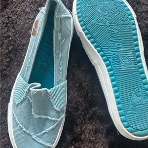 Women’s cotton super comfy shoes. Excellent condition.